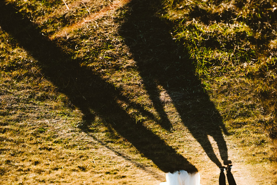 cień spacerującej pary młodej podczas pleneru ślubnego w koniakowie