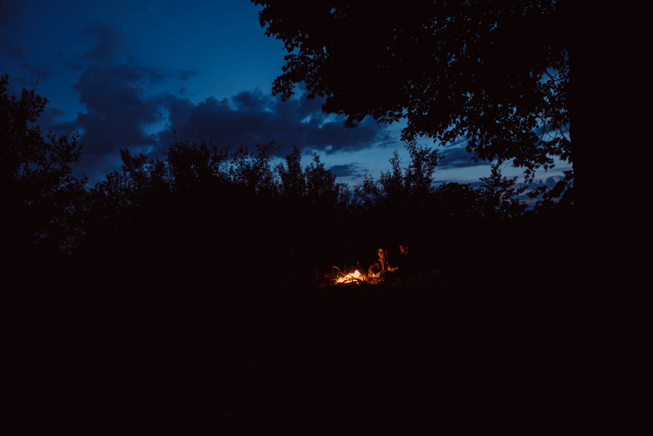 narzeczeni przy ognisku w lesie