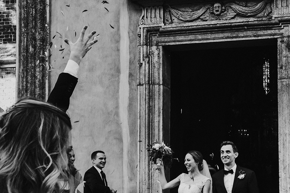 Ekscytujące wyjście młodej pary z Krakowskiego kościoła