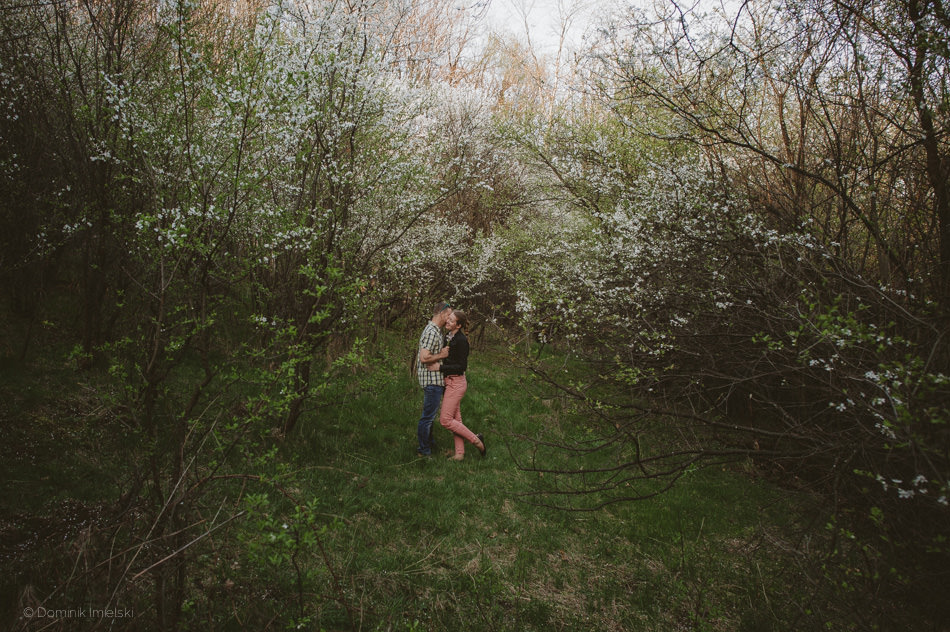 wiosenna sesja randkowa w dzikim sadzie