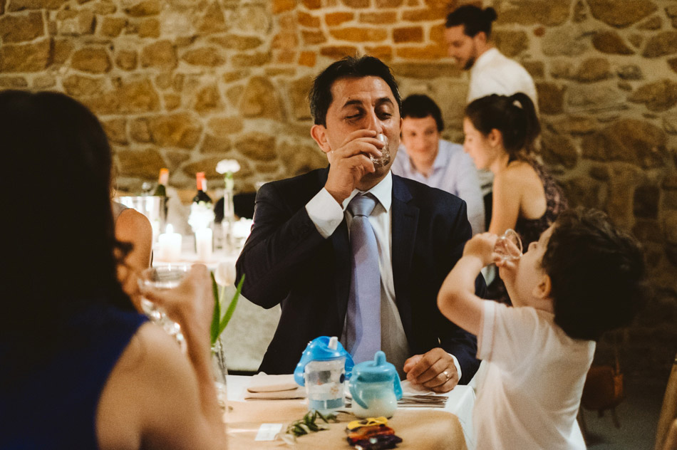 naturalne zdjęcia ślubne na zabawie